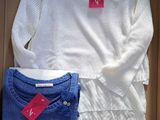 un pull blanc et une chemise bleue dans une boîte