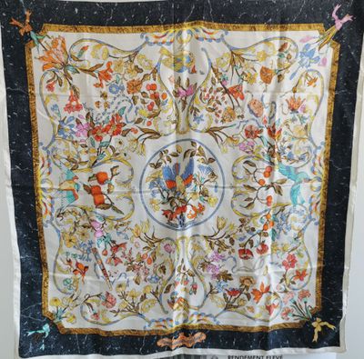 un foulard en soie vintage orné d'un motif floral