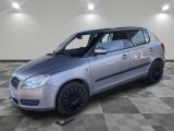 la photo d'une petite voiture argentée garée dans un garage