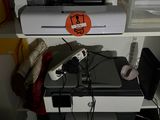 une chaise rouge placée devant un bureau sur lequel se trouve un ordinateur