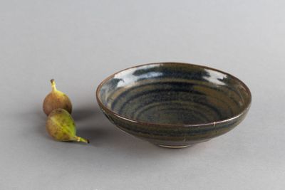 un petit bol et une petite banane posés sur une table
