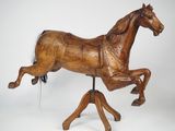 un cheval de bois posé sur un socle