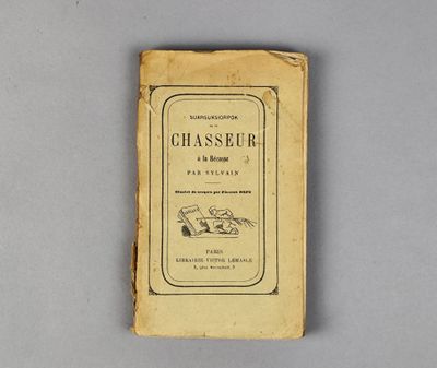 un vieux livre posé sur une table sur une surface grise
