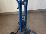 un diable bleu à deux roues muni d'une poignée rouge
