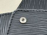 un gros plan d'une chemise avec un bouton