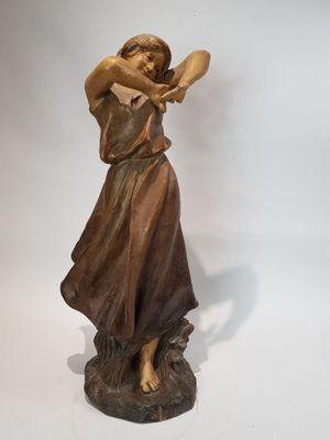 statue d'une femme tenant une batte de baseball sur fond blanc