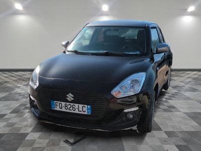 la petite voiture noire est garée sur un carrelage à carreaux