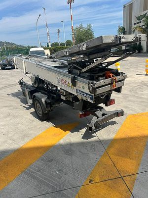 un camion équipé d'une grue, garé sur le tarmac