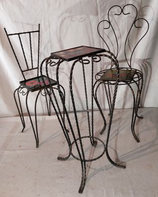 trois chaises et une table sont posées sur un fond blanc