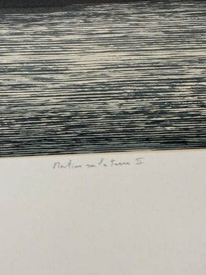 une photo en noir et blanc d'un bateau sur l'eau