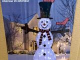 un bonhomme de neige coiffé d'un haut-de-forme et portant une écharpe