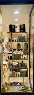 une vitrine présentant des appareils électroniques