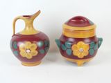 deux vases ornés de fleurs, placés l'un à côté de l'autre