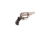 un revolver sur fond blanc, avec une crosse noire