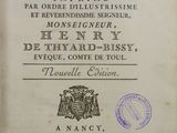 un vieux livre avec une image en noir et blanc d'un blason