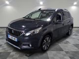 le SUV gris est garé sur le sol en damier d'un garage