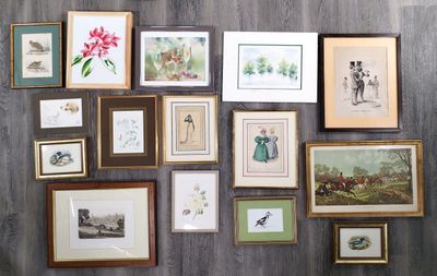 de nombreuses photos encadrées sur le mur de cette pièce