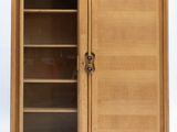 une image d'une armoire en bois avec des portes en verre