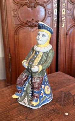 une figurine représentant un homme assis sur une table
