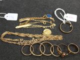 beaucoup de bagues et de bracelets en or sur la table