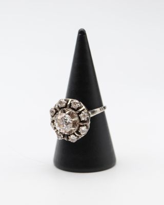 un gros plan d'une bague en diamant posée sur un cône noir