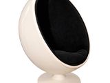 une chaise noire et blanche avec un coussin noir dessus