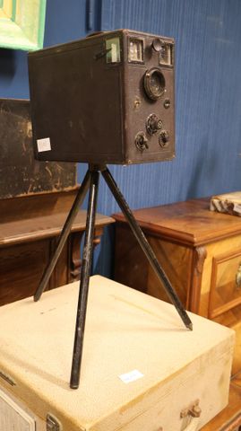 Appareil photographique box ancien sur trépied