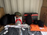 de nombreuses caisses de bagages posées par terre dans un local de stockage
