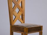 une chaise en bois avec une assise en cuir posée sur une surface blanche