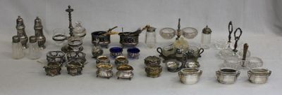 beaucoup d'objets en argent et en verre sur la table