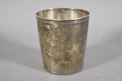 une coupe en argent posée sur une table