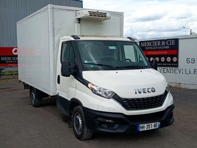 un camion blanc garé devant un bâtiment