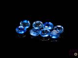 des topazes bleues sur fond noir