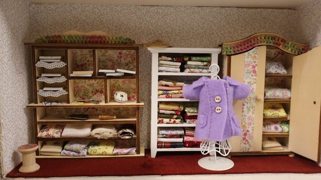 Diorama. Composition miniature, dans une vitrine en bois, vitre e...