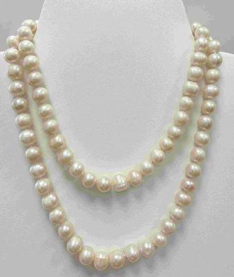gros plan d'un collier de perles sur un mannequin