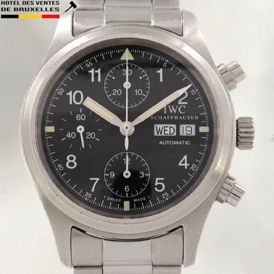 une photo d'une montre-bracelet au cadran noir