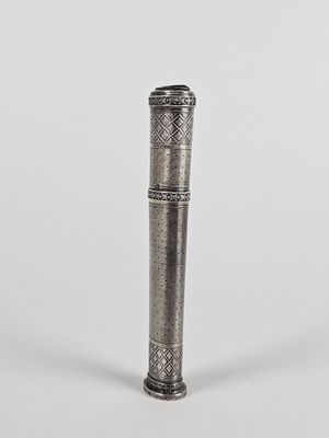 Etui à message en argent, à fond guilloché, à décor de motif…