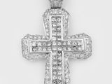 un pendentif en forme de croix en or blanc serti de diamants, sur fond blanc