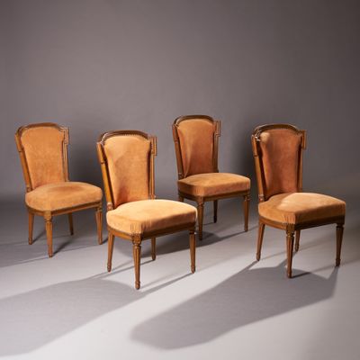Suite de quatre chaises à dossier cabriolet en noyer mouluré…