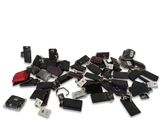 un tas d'appareils électroniques posés sur une surface blanche