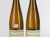 deux bouteilles de vin blanc posées l'une à côté de l'autre sur une table
