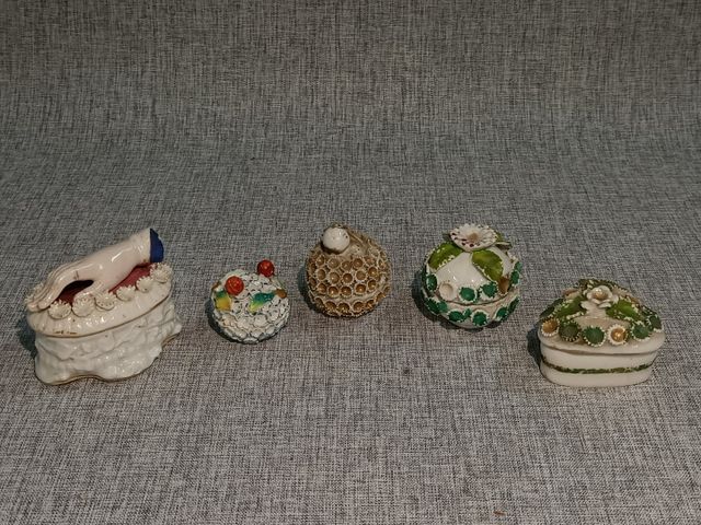 Cinq petits coffrets de vitrine en porcelaine à décor floral en r