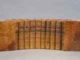 six vieux livres empilés les uns sur les autres sur une table