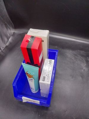 un plateau bleu sur lequel se trouvent deux boîtes et une brosse à dents
