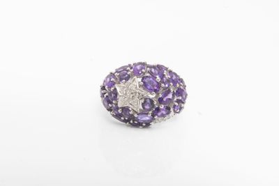 un gros plan d'une bague en diamant violette et blanche