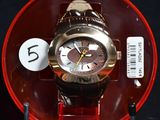 une montre posée sur une assiette rouge