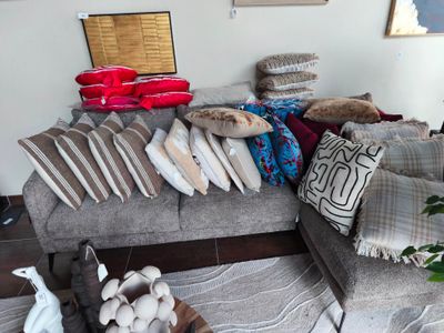 de nombreux coussins et oreillers sur le canapé du salon