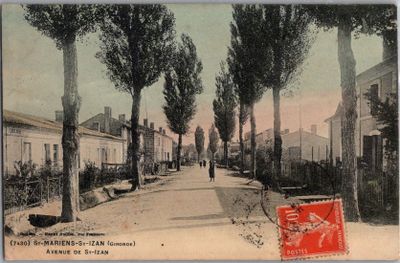une vieille carte postale avec, au centre, la photo d'une rue
