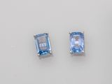 une paire de boucles d'oreilles en topaze bleue et en topaze blanche