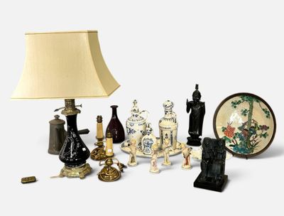 un grand nombre d'objets posés sur une table